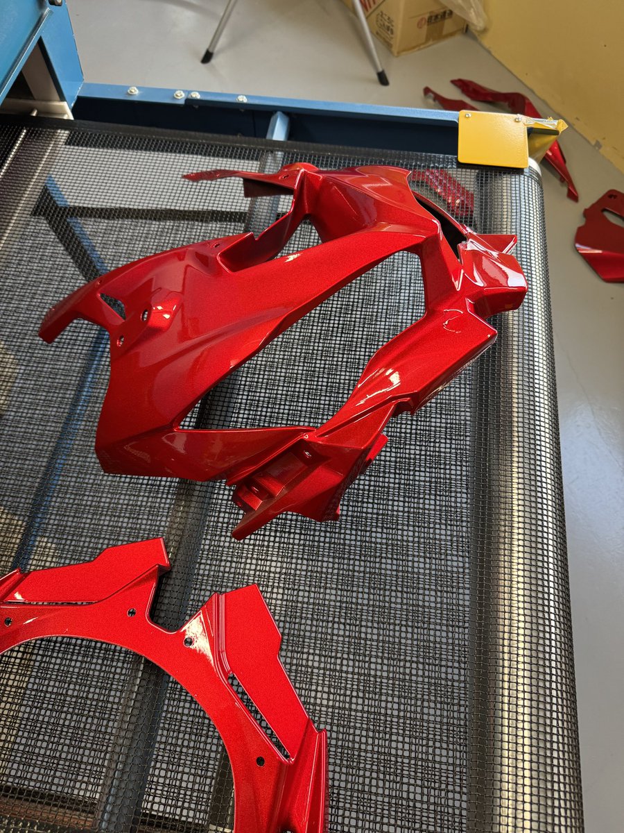 赤色が部屋を映えさてくれます！ 誰か白とグレーの25 zx6rのカラースキームに赤いアクセントを追加した