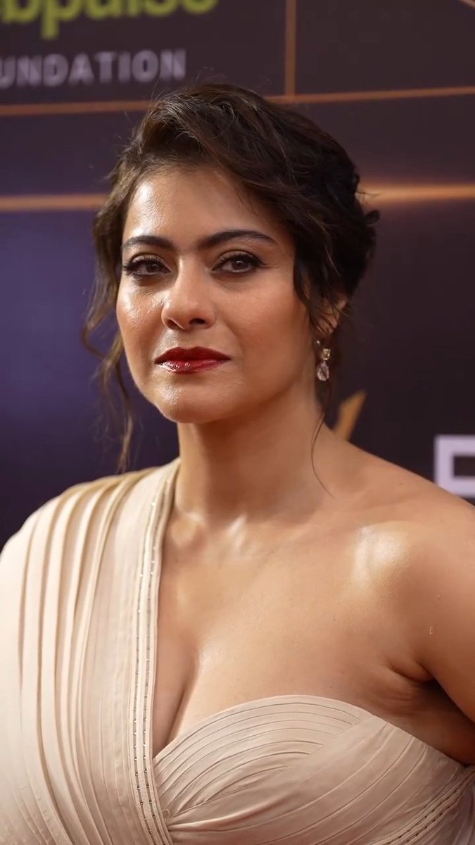 humjawann's tweet photo. Grown and sexy was invented for her Admit it. 🥵 #kajolmilf #kajolhot https://t.co/zRVQJaTKmf