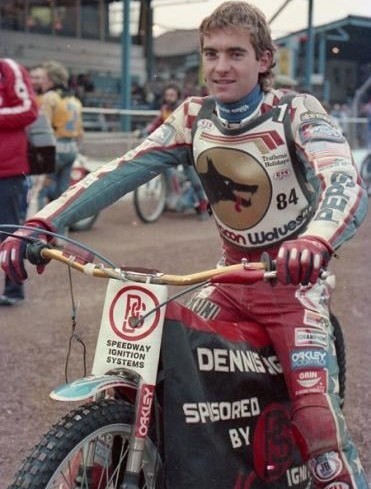 Dennis Sigalos wearing the Wolverhampton race jacket in 1984. Sadly, a bad injury sustained in that season's American Final effectively ended his career. I've said it before &amp; I'll say it again, he was my favourite US racer. He certainly knew the fastest way around the Abbey.
