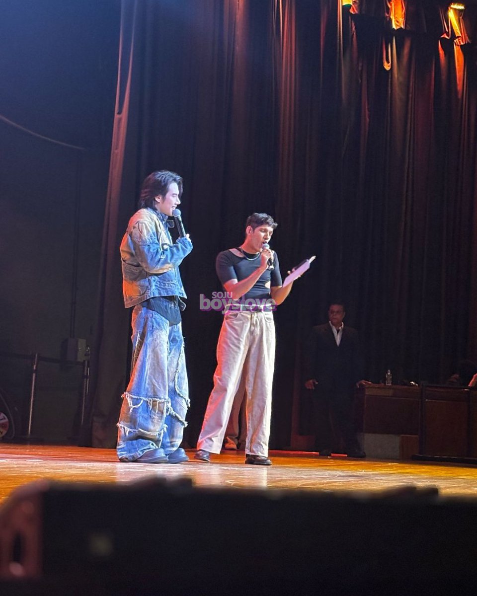 sojuboyslove's tweet photo. ✨ É lindo demais! Confira alguns momentos especiais do 'talk moment' de perguntas com o #MaxNattapol, onde ele encantou os fãs com sua simpatia, carisma e respostas cheias de carinho 🥰🤏🏼 #MAXPresent https://t.co/FNIOmUws0U