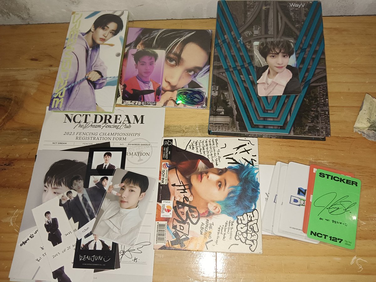 smol1hyuckieu's tweet photo. FAST GIVE AWAY SPESIAL HOLO🖤❤‍🔥
ʕ ﾟ ● ﾟʔ
•2 album only•
•2 album set•
•renjun set season greating•
•6 photocard for 3 winner•

-RULES-
- like + rt
-drop ht for holo + komen "done"

end 20 Agustus
SON OF MUSIC HAECHAN DEBUT
#HAECHAN_TASTE 
#HAECHANSOLO2025 https://t.co/TIrpa1SGnp