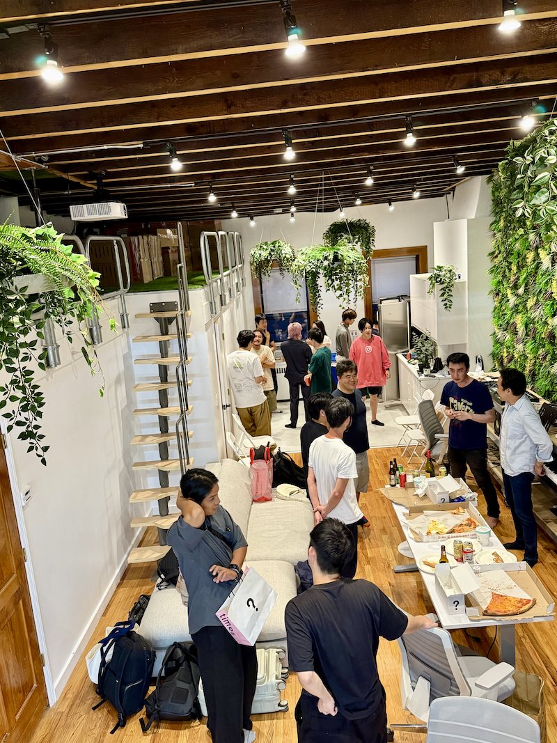 ニューヨークの金夜、急遽声がけしたのに、日本人起業家中心に25名くらい集まってくれた。

初めてお会いする方も半分くらいで、NYの日本人スタートアップ、総じてレベル高いなという所感。

- 高学歴だったり、米国駐在経てみたいなキャリア多し
- 高い生活費を覚悟し、意思を持ってNYを選んできてる