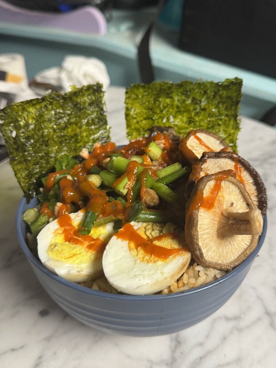 Another rice bowl Sunday, with salmon, jalapeño, green onions, shiitake mushrooms, a hard boil egg, all on white rice, topped with sriracha!  #Boennappetit