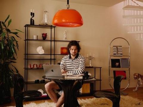 ZatiInc's tweet image. Glam lighting meets glossy furniture, ceramic leopards, and bright-red paint in Charly Villain’s (mostly) DIY apartment. keepingyouinformed.advisor.news/trendspottr/ho…