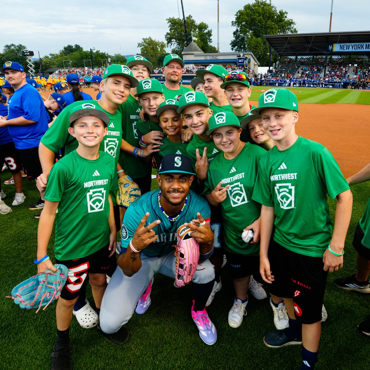 Julio with the Bonney Lake/Sumner squad!

#LittleLeagueClassic | #PlayersWeekend