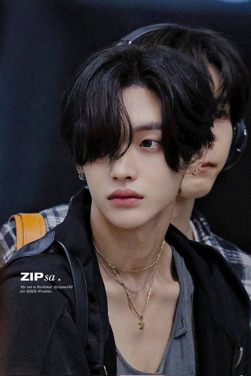 wnbsloop's tweet photo. that collarbone served so hard https://t.co/Lvcl4mxIzy