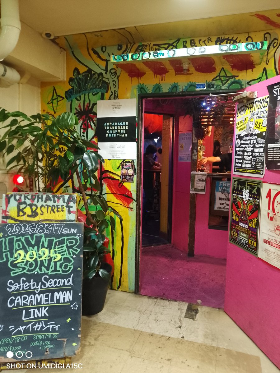 KASHccC's tweet photo. 初・横浜ライブハウス!
全バンドお互いを讃えているのがわかったし
オーディエンスの皆さんの弾け方も良かった〜
※ダイクさんをたくさん撮らせてもらったんですが(本人OKいただきました)、スマホのカメラ機能が微妙だったので新カメラアプリ入れたのが昨日の深夜です
#safetysecond https://t.co/uIY4lgi3GC