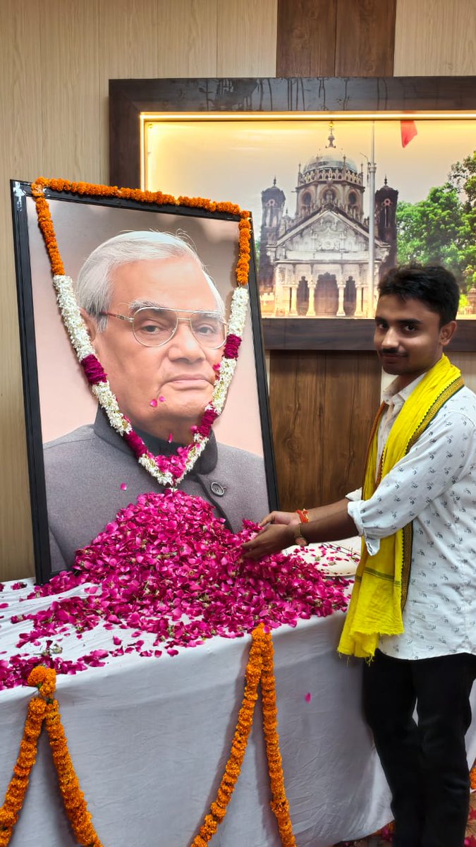 shuklajiAvdhesh's tweet image. भारतीय राजनीति के अजातशत्रु, प्रखर वक्ता,महान कवि, बलरामपुर के पूर्व सांसद, पूर्व प्रधानमंत्री श्रद्धेय स्वर्गीय श्री अटल बिहारी बाजपेई जी की पुण्यतिथि पर श्रद्धासुमन अर्पित कर उन्हें श्रद्धांजलि दी।💐