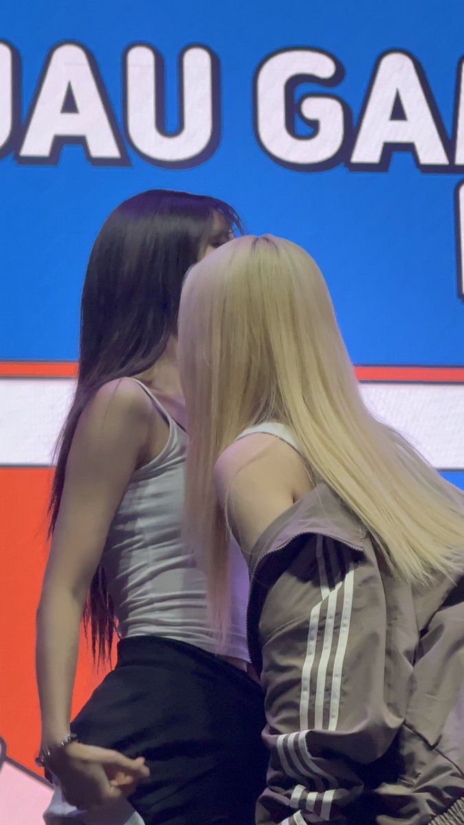 SUA BESANDO A YOOHYEON 🇨🇱

#UAUinChile #UAUinSantiago #jiu #sua #yoohyeon #지유 #수아 #유현