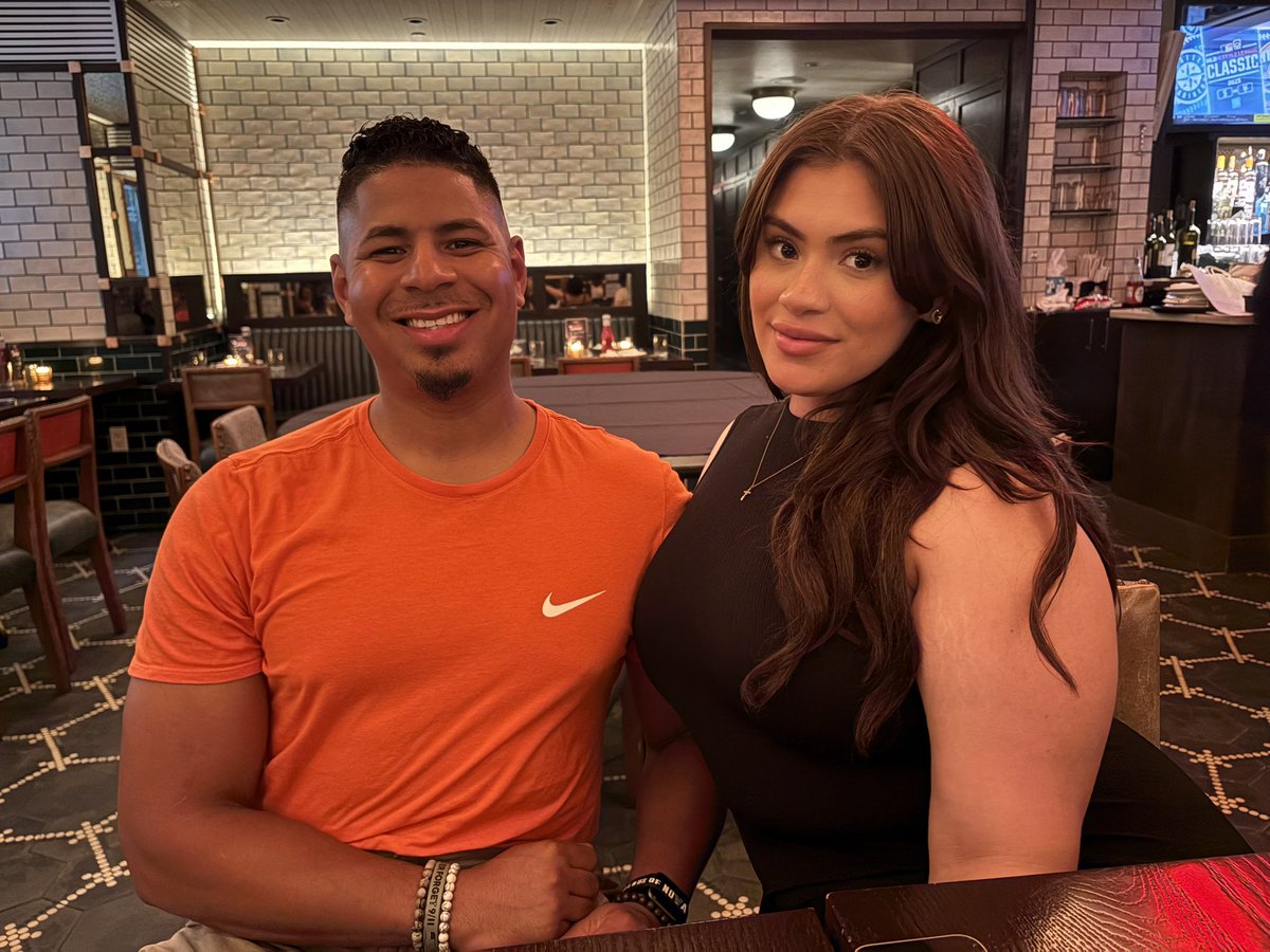 robparkerMLBbro's tweet image. Grubbed with friends - @Nickkenn, Canela and Jessica - tonight at Legasea in NYC for the all-you-can-eat ribeye steak! #sogood