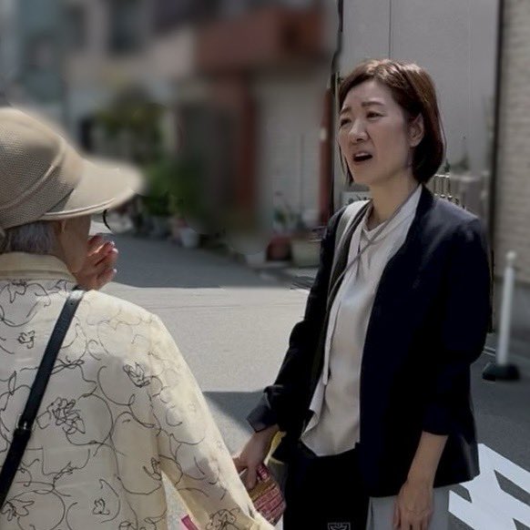 oishiakiko's tweet image. ポスター訪問記。
通りがかった女性👵
大石「こんにちは、国会議員の大石あきこと言います」
👵「こんにちは」
大石「最近、国会中継とかでテレビでちょいちょい出てるんです私」
👵「…知ってる。観ました。こんな人が出てきたのかって驚いた。」…