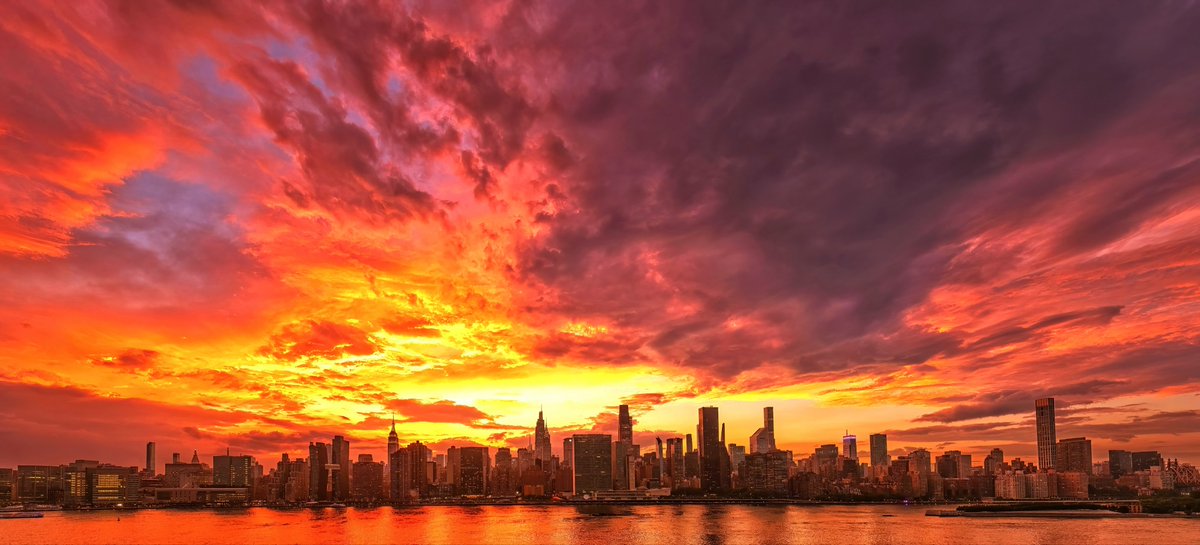 isardasorensen's tweet photo. Fiery gold #sunset emerges after this evening’s storm in #NYC. #NewYork #NewYorkCity https://t.co/oj0mX3bxAd