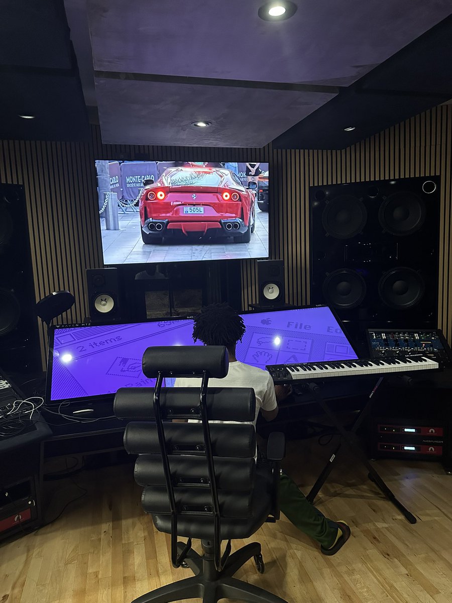 Kb00gieee's tweet image. Yo P wassup!!  #pierrebourne