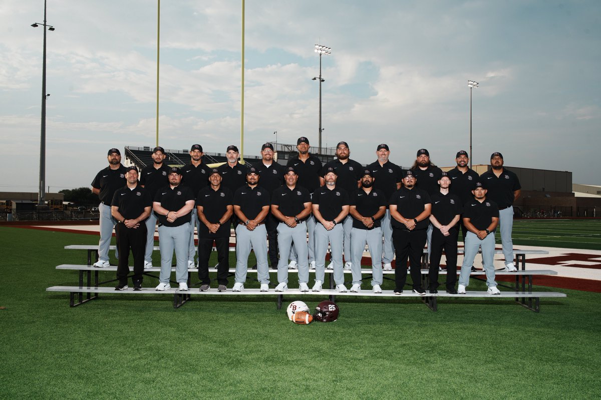 bluff_sports's tweet photo. Our @FBswarmfootball Junior High and High School coaching staff! 🏈🔥

Thank you Strawbridge Studios for all that you do for our coaches and athletes. 📸

#CPH | #SWARM https://t.co/7npKhtY3KM