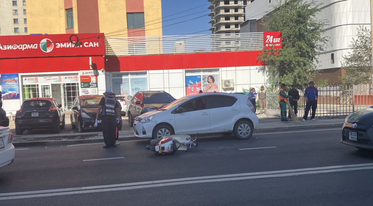 Өглөө гарахад л осол‼️

Бродюр, хавтан солиод бгаа мөнгөөрөө скүүтерийн зам бариачээ!