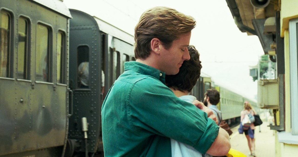 Este abrazo junto al tren es pura promesa de aventuras compartidas y de ese amor que se siente más que amistad. 

¿Y si dejamos que el viaje nos acerque aún más?  
¿Quién se apunta a explorar destinos y corazones? 💙✨  
Prepárate para perder ... instagram.com/divercity.mx/