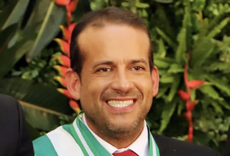 Ganaron la primera vuelta de Bolivia:
1. Rodrigo Paz Pereira (31.3%) Izquierda 2.0
2. Jorge Quiroga (27.3%) derecha aguada y cobarde aupado por un partido de ultraizquierda
¿Es eso mejor que Evo Morales? Quién sabe
¿Qué puede esperarse mientras el mejor boliviano, el "Macho"