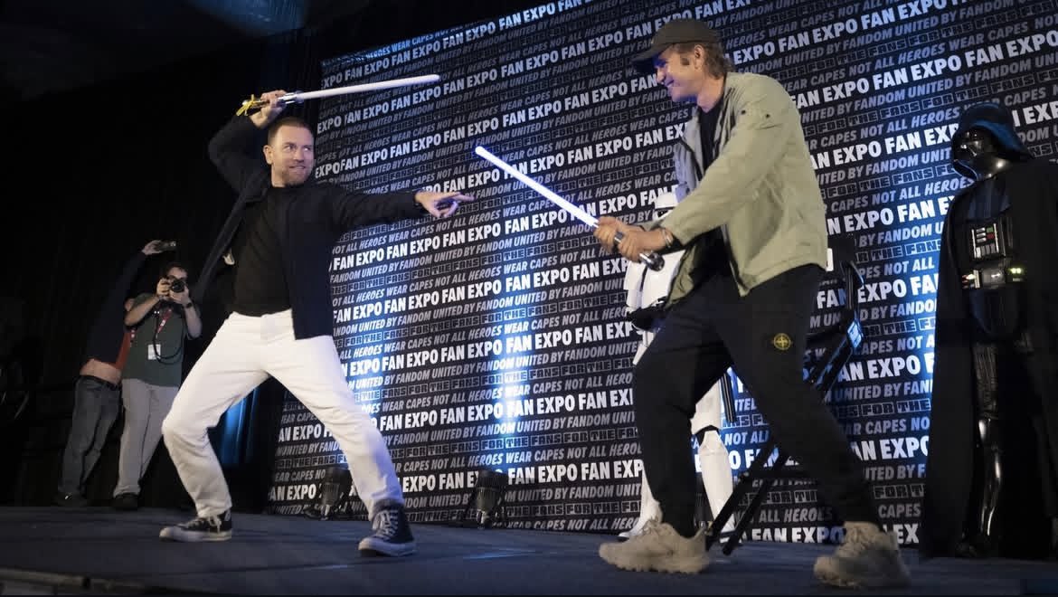 ライトセーバーを構えるオビ＝ワン役のユアンと、アナキン役のヘイデン📸

ユアンの構えは、あの「ソレスの構え」だ！