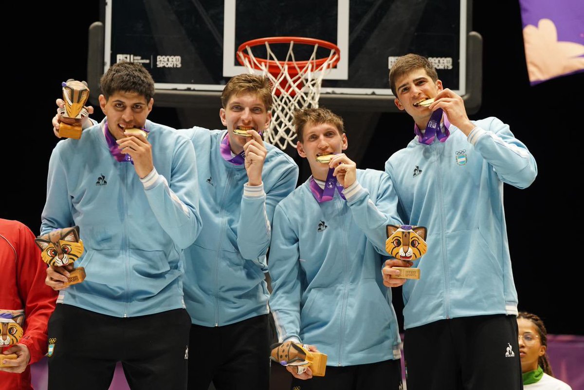 SiempreAlDiego's tweet photo. Se llaman Santino #Mazzucchelli, Alejo #Maggi, Juan #Frontera y Martín #Molina.
También podés decirles ganadores de la medalla dorada 🥇 de básquet 3x3!
Fue 21-11 a Chile para sumar otra enorme alegría en #Asu2025. https://t.co/lqoizJr8Y9