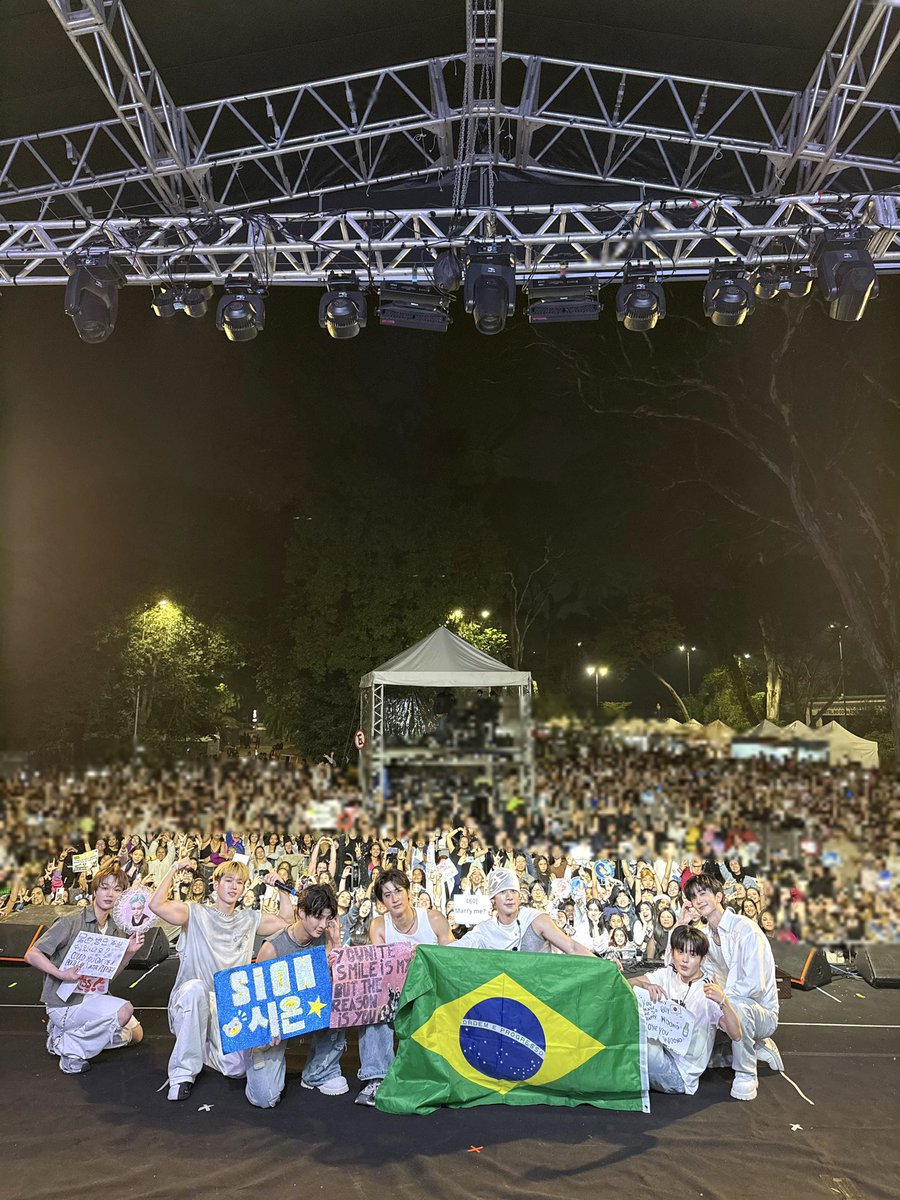 [📷] 

상파울루에서도 모두 함께 외친
유나이트의 무대는 like a big wave❤️

O segundo show do YOUNITE em São Paulo foi marcado pela torcida calorosa dos fãs - uma verdadeira onda de amor ❤️

#YOUNITE #유나이트