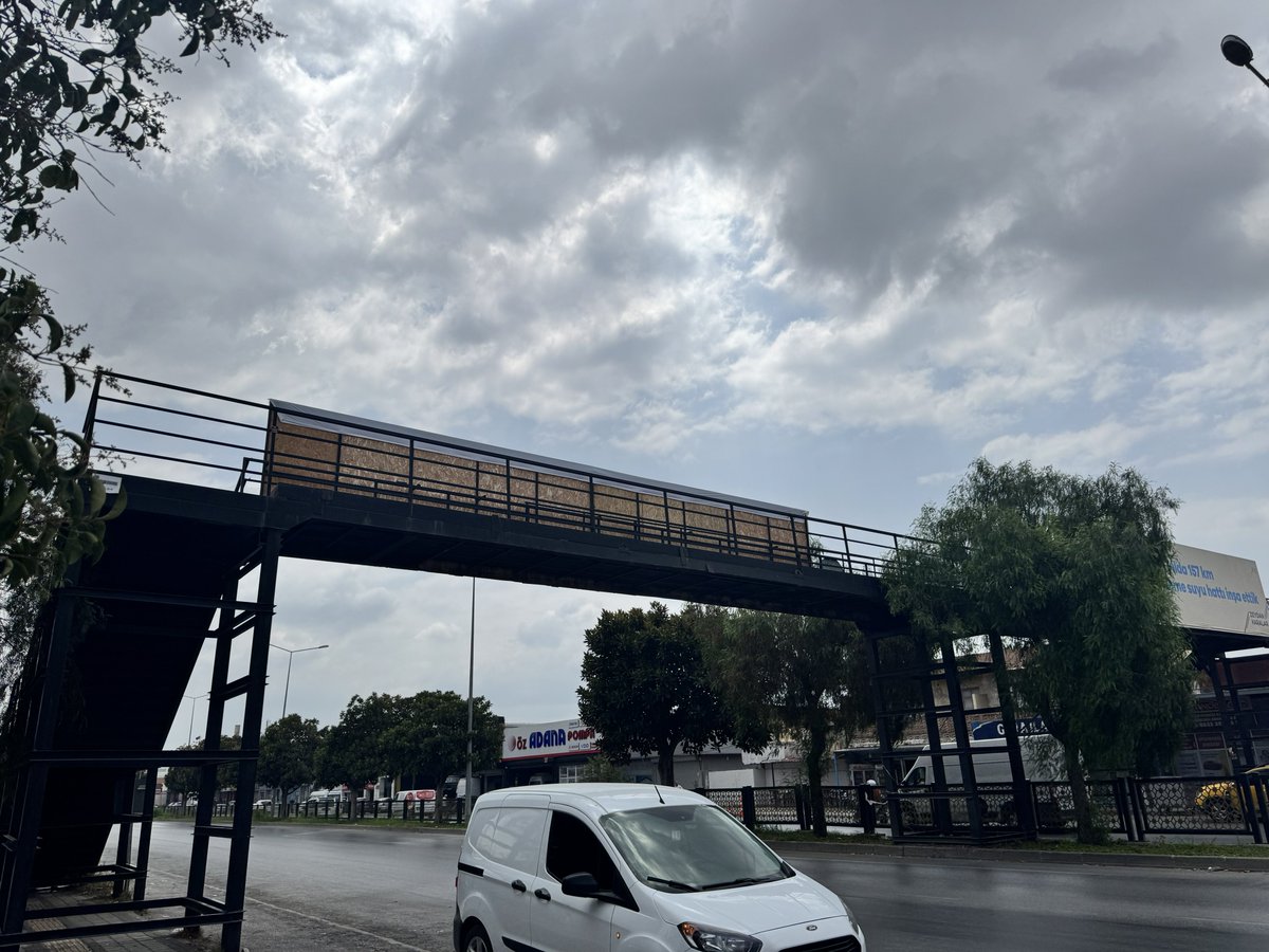 sevvaltemlii's tweet photo. Çukurova havalimanından Adana otogarına gitmek için bu üst geçitten valizlerimle geçmek zorundayım/zorundayız ve evet yıl 2025. 
@Adana_Bld halk ve sağlığı için ne zaman asansör kullanımı başlayacak? https://t.co/w1raAN0p6T