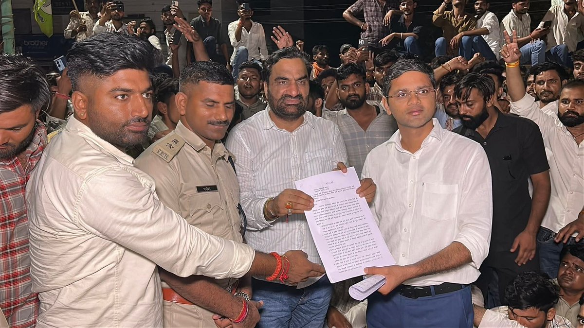 Bhera ram (@jatbera1) on Twitter photo रात के 4:00 बजे, कलेक्टर और SP धरना स्थल पर ज्ञापन लेते हुए 🙌
#जोजरी
<a href="/hanumanbeniwal/">HANUMAN BENIWAL</a> रात के 4:00 बजे, कलेक्टर और SP धरना स्थल पर ज्ञापन लेते हुए 🙌
#जोजरी
<a href="/hanumanbeniwal/">HANUMAN BENIWAL</a>
