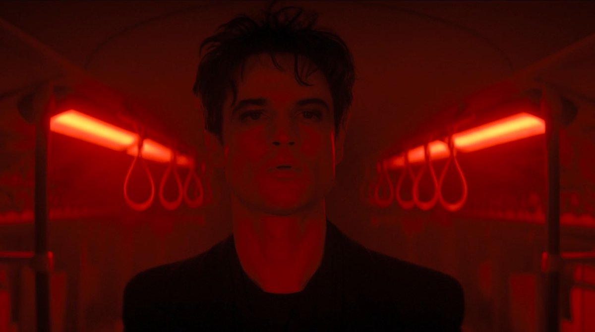 endlessnightdr's tweet photo. The green vs red lighting in this scene #TheSandman https://t.co/Ur9SdkaE1y