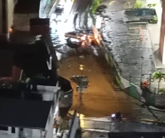 ElTequeno's tweet image. #17Ago 9:35pm La tormenta eléctrica que afecta los Altos Mirandinos este domingo deja apagones, anegaciones y caída de árboles.

Reportan una laguna en la recta de Las Minas y el acceso a El Picacho en San Antonio inundado.