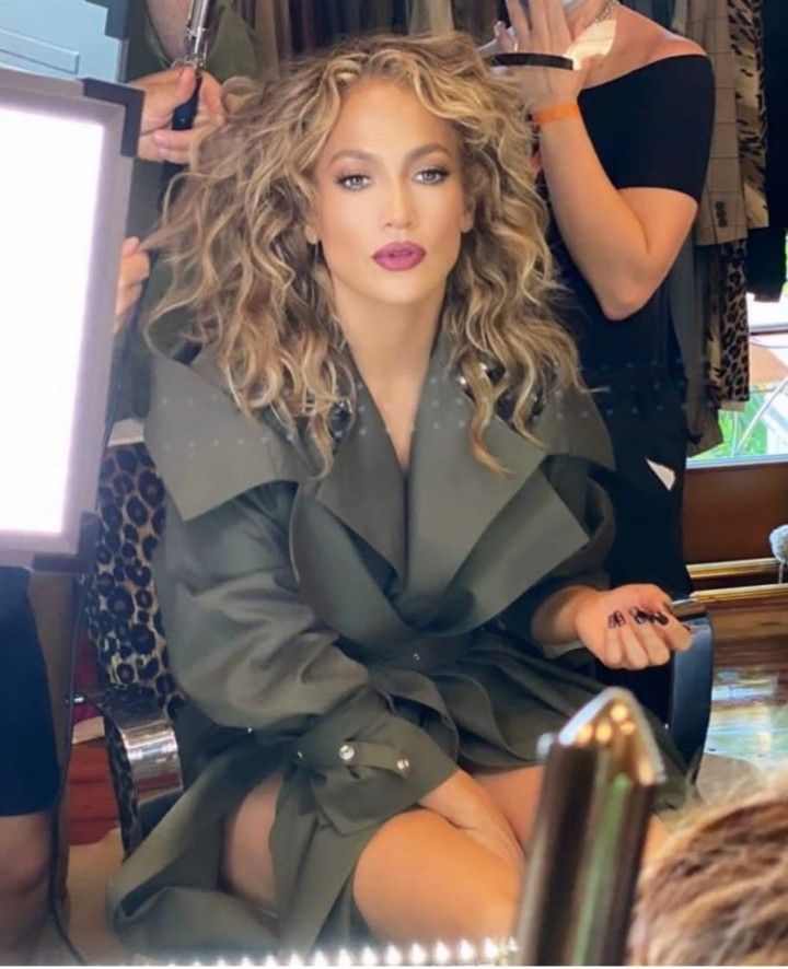 Atelevisao1's tweet image. 🔥INSIDE THE BOMB🔥 Sources close to the project have revealed that Jennifer Lopez and Christina Aguilera are preparing a surprising collaboration. The meeting between the two pop divas is already well underway and promises to be one of the biggest musical events of the year