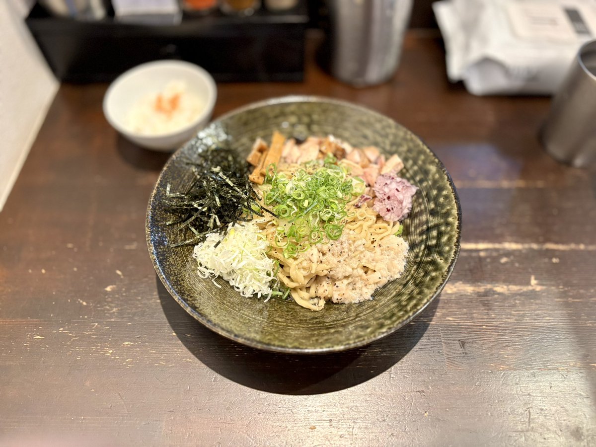 ラーメンこころさん🍜菊川
豚ニンニク油そば~追い飯つき~

レギュラーから、以前から気になっていた油そば☝️ジャンクな面も有りつつ、何処か洗練された印象の油そば。デフォで麺1.5玉、追い飯も付くのでお腹を満たすにはもってこい👍

大変美味しかったです。
激しく御馳走様でした🙏
#ラーメンこころ