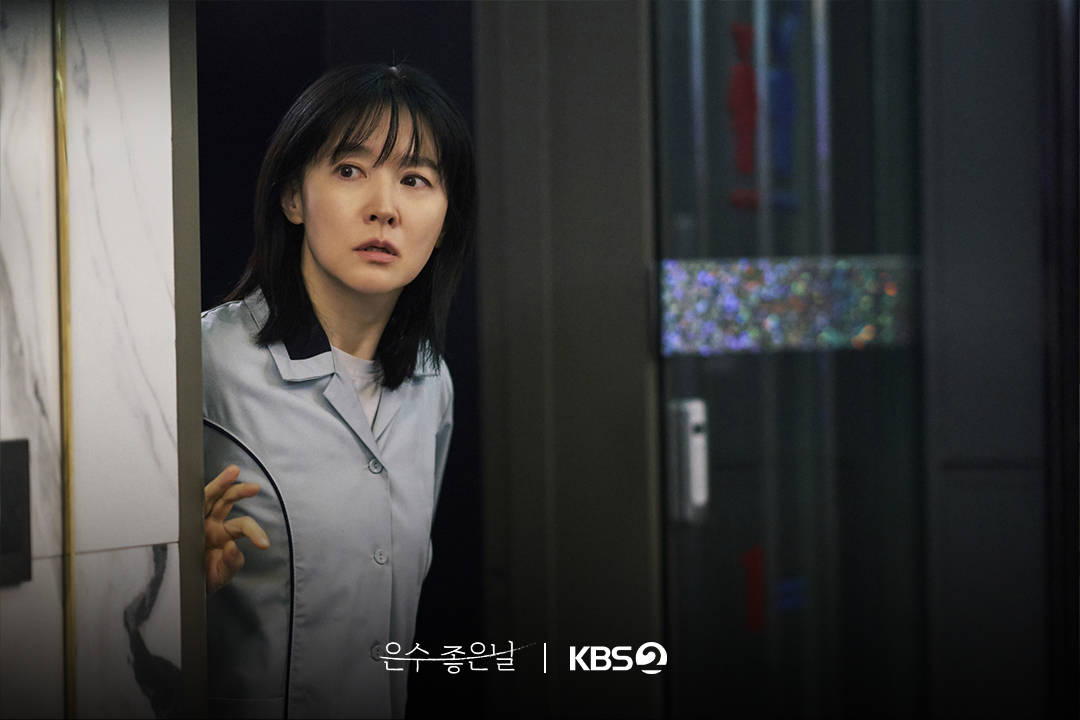 [#은수좋은날] 📸

가족을 지키기 위해 금기의 세계로 뛰어든 이영애!
현실적인 공감과 강렬한 몰입을 전할 처절한 여정😢

KBS 2TV 토일 미니시리즈 [은수 좋은 날]👜
9월 20일 (토) 밤 9시 20분 첫 방송

#KBS #KBS2 #KBSDRAMA #KDRAMA #은수좋은날 #Walkingonthinice #이영애 #김영광 #박용우