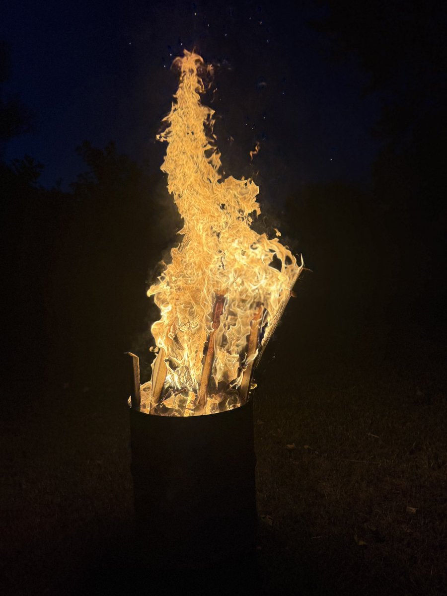 AwesomeAlex270's tweet photo. @UKFootball - here I am on a Sunday evening in Tennessee reminiscing on the good times on state st burning couches. Yes this was a couch. I see a few couches getting set on fire this season! #kentuckyWildcats #UkWildcatsFootball #SEC #UKFootball #burningcouches #StateSt https://t.co/7KAKuUIHhs