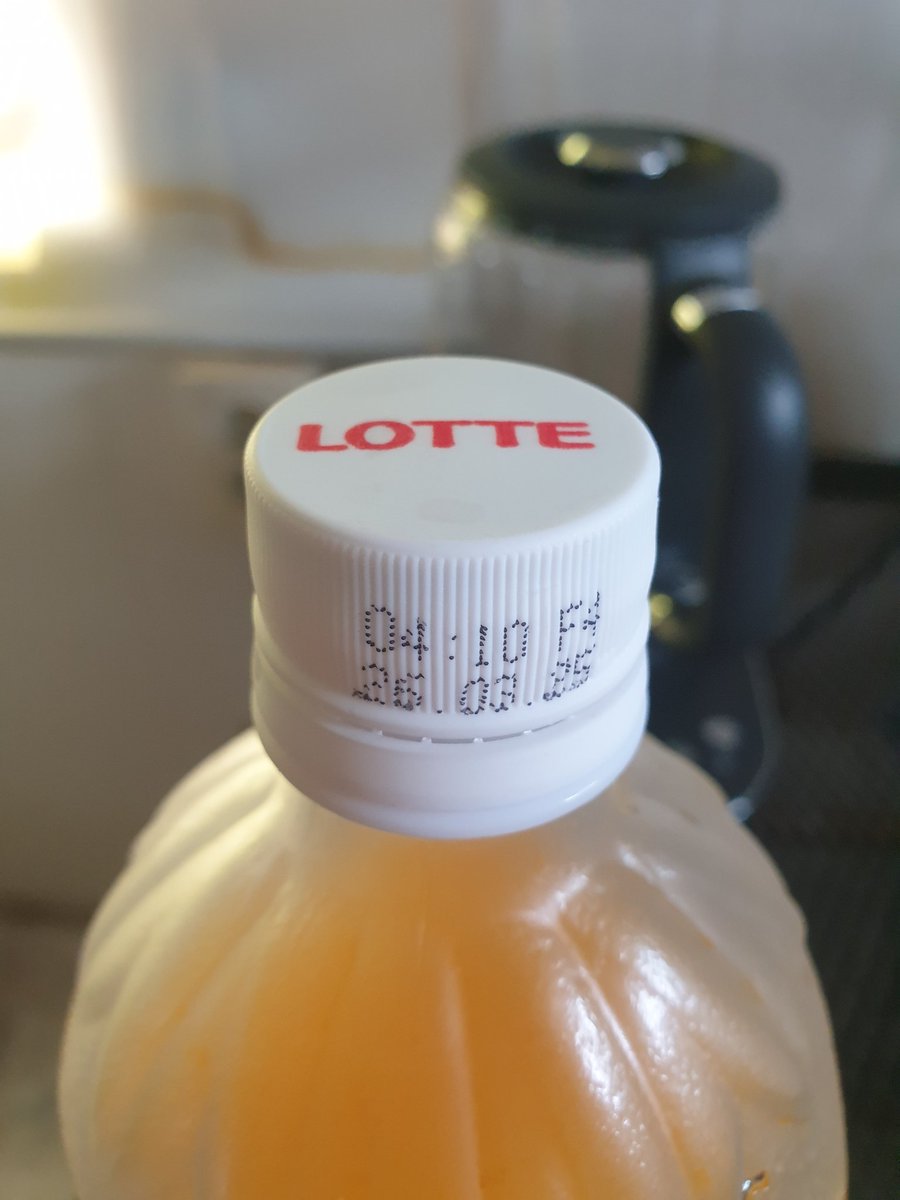 ㅡ

이건 뭘까?
왜 유통기한을 병뚜껑에다 표기할까?
이건 도대체 뭘까?
아무리 찾아봐도 병에는 유통기한 표기가 없다!
더군다나 년도가 두자리다!
시간이 적혀 있고
26. 03. 25
아, 이거 어떻게 읽어야 하나?
앞으로 읽으면 유통기한인데ㅡ 거꾸로 읽으면 제조일자다! 이미 5개월이 지난...

ㅡ
ㅡ