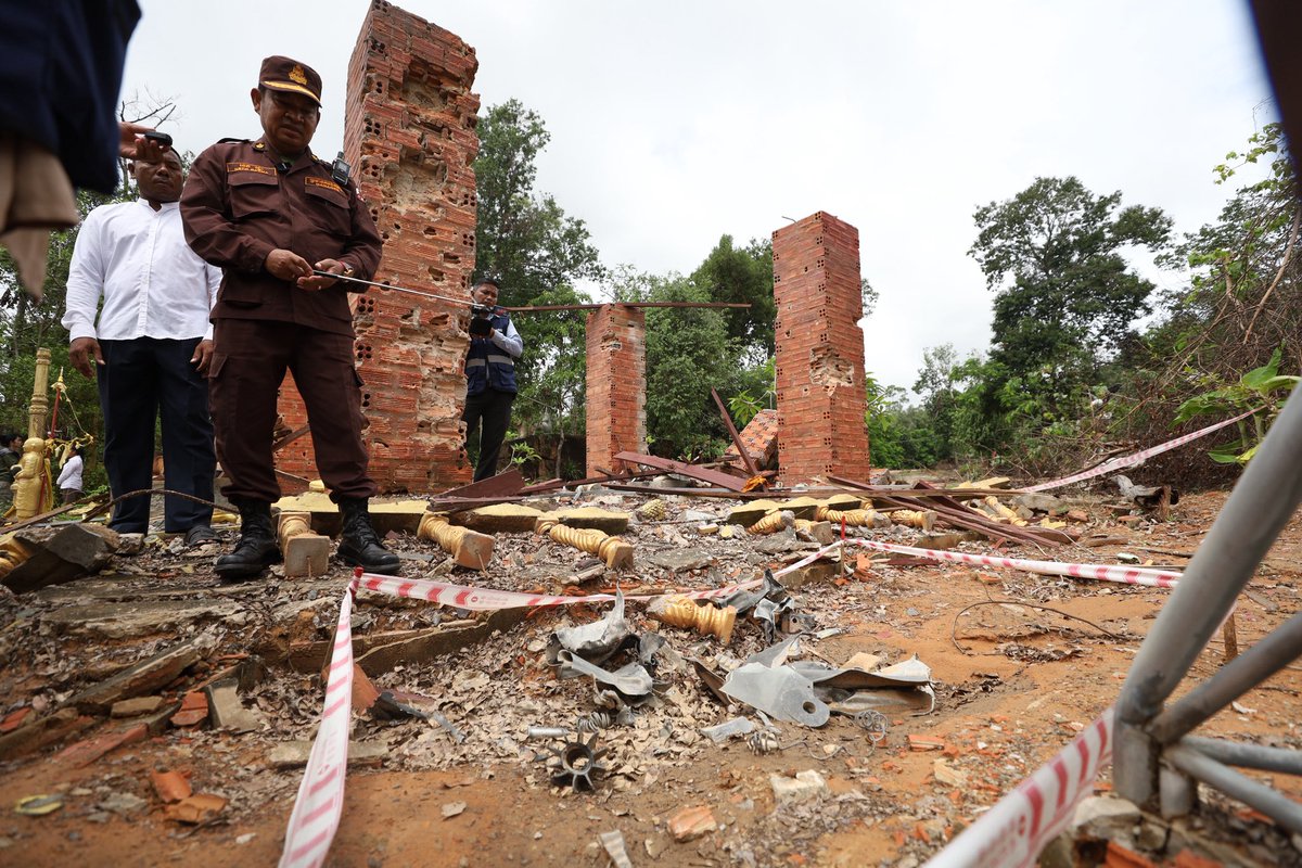 pheaktraneth's tweet photo. Remnants of an #MK82 #bomb dropped from a Thai #F16 fighter jet were found at pagoda Tamone Senchey, which sustained heavy damage from the explosion. Several unexploded #clusterbombs [munitions] also remain scattered around the site. Photo: Kol Renny, Agence Kampuchea Presse (AKP https://t.co/1zXlhL5dM8