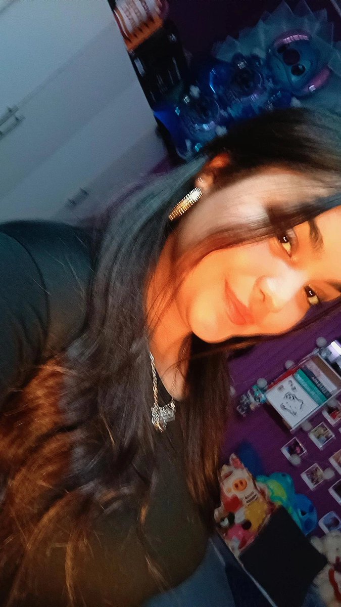 J_avi_A's tweet photo. Holiii, soy Javiera (Javivi) soy de Chile 🇨🇱✨ y conoci a Chris en 2016, un día lo ví cantando reggaeton lento en la televisión y quedé loquisima con el JAJAJA. Y obvio quiero verlo en los @PremiosJuventud 
@christophervele @CVNCREWARG 
#Premiosjuventud #QUIEREME #ChrisVelezEnPJ https://t.co/Ty7plqgBAl
