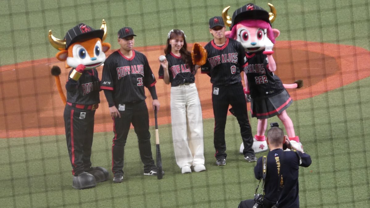 billboardlive10's tweet photo. 渡部選手、福永選手との記念撮影もバッチリです⚾️

#MayJ 
#始球式 
#真夏のオリフェス 
#渡部遼人
#福永奨 https://t.co/63JouK21ox