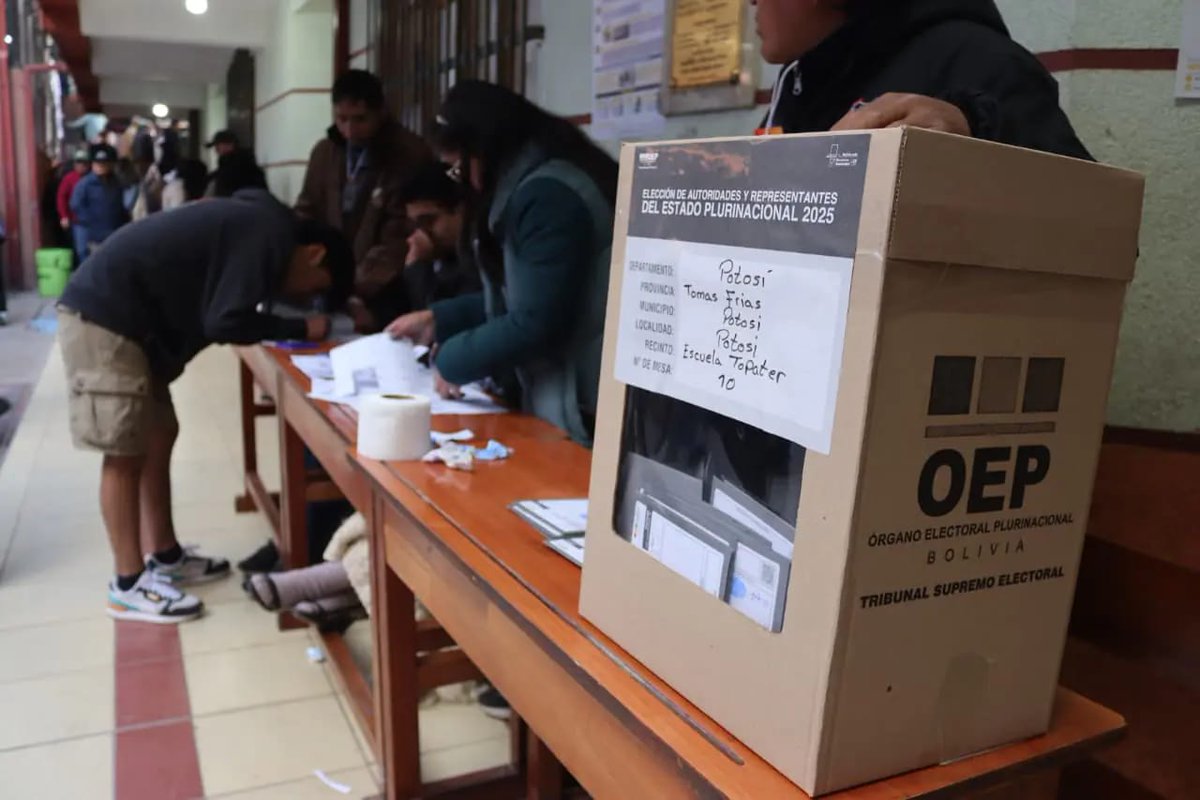 Según datos preliminares del Tribunal Supremo Electoral de Bolivia, con el 90 % de actas computadas, Rodrigo Paz (PCD) encabeza la elección con 31,3 %, seguido de Jorge “Tuto” Quiroga (Alianza Libre) con 27,3 %, lo que confirma una segunda vuelta presidencial.