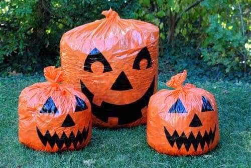 ScaryAllYear's tweet image. These pumpkin-shaped trash bags bring Halloween cheer to the yard, their grinning faces ready for a spooky cleanup—trick or treat with a twist! #SpookyDecor #HorrorFun