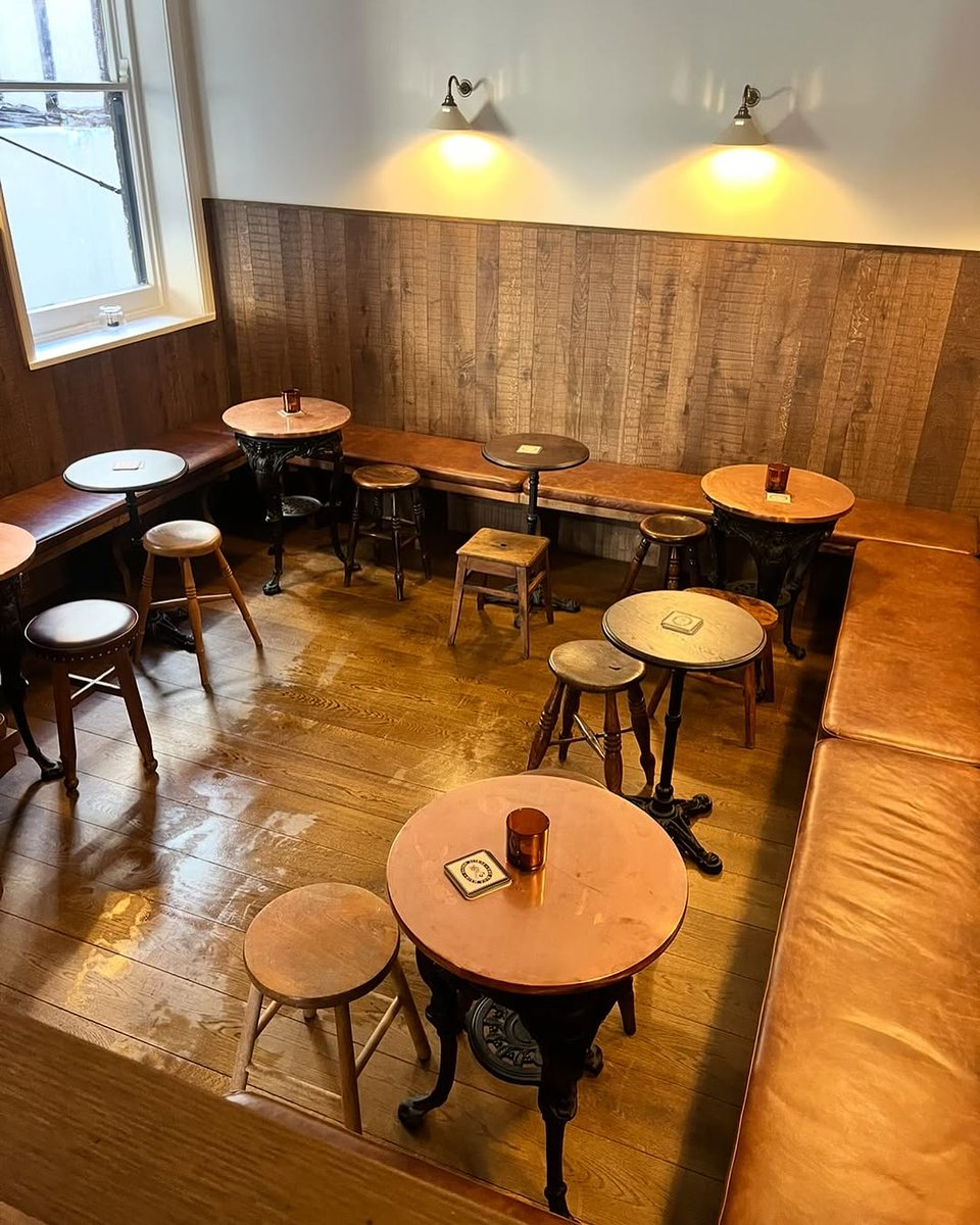 universohp's tweet photo. Interior do pub The Blue Maid, na Borough High Street, que pode ser o Caldeirão Furado 

A série de Harry Potter da HBO estava filmando do lado de fora dele neste domingo, 17! O pub ficará fechado até terça-feira, 19 de agosto, indicando mais filmagens da série no local! https://t.co/llBc2kezji