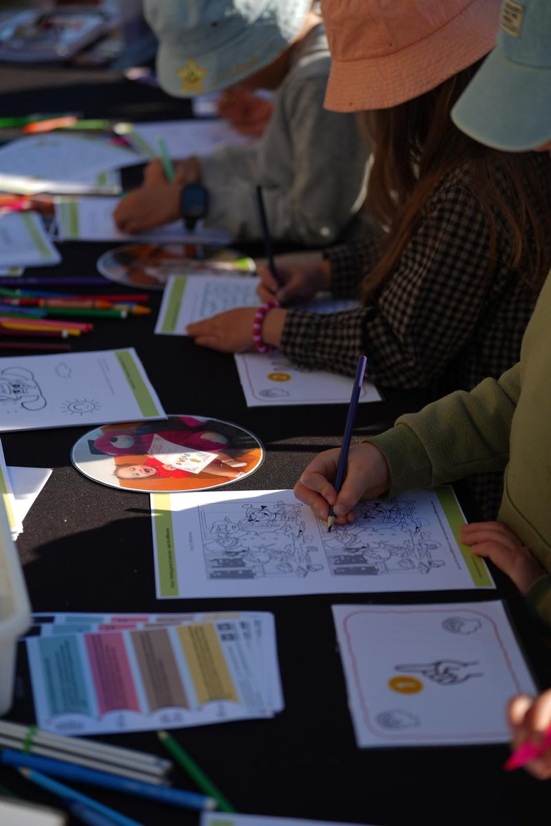 eylemaltuntash's tweet photo. We wrapped up #ScienceInTheSwamp 2025 at Centennial Park yesterday 🧠✨ Kids explored puzzles, brain-training activities &amp; even tried an EEG cap. Such a brilliant end to #NationalScienceWeek! 
#STEM #MeetAScientist https://t.co/CpTxztv0HL
