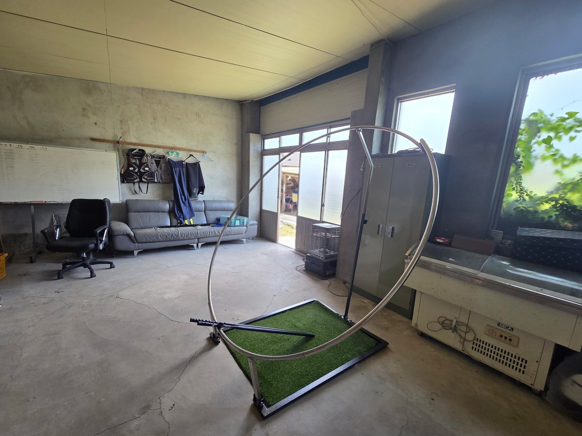 Proswing_Inc's tweet image. #스윙플레인2.0 링에 단차를 두어 자연스럽게 인아웃궤도를 만들며 동시에 오버백스윙을 막아 줍니다.
스윙시 배트가 링에 붙어다니게 스윙을 하면 몸통스윙을 안할래야 안할수 없게 됩니다.
또한 올바르고 일정한 스윙궤도로 연습할수 있습니다.
제품문의:1899-6637
proswing.kr