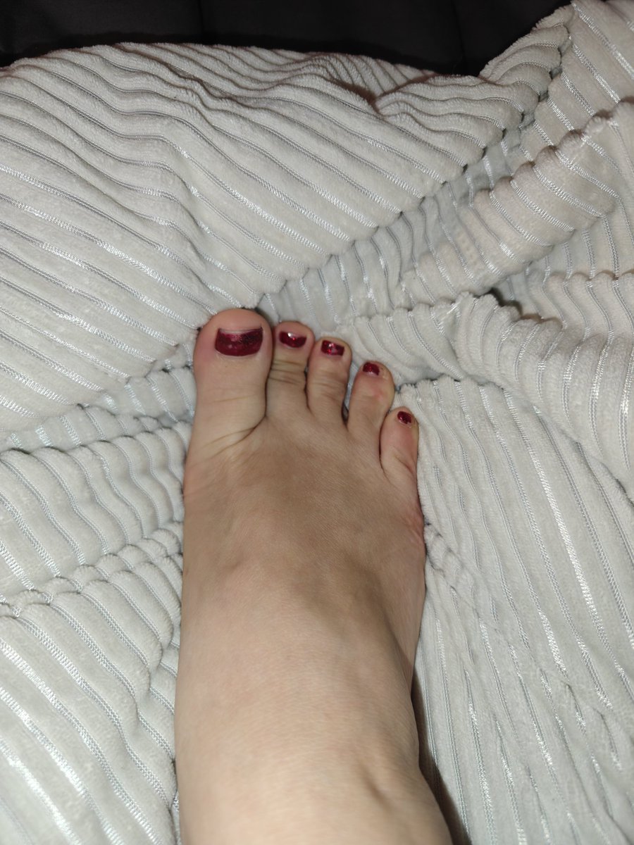 Lunalovesss's tweet photo. What color should I do next??? 
Comment below!! 😊💅

#sellingcontent #buyingcontent #footfetısh #feetworshi̇p https://t.co/qwxfbkDz8u