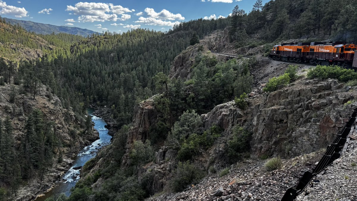 starfshprime's tweet photo. Got dropped off in the wilderness by a train, hiked 4 14ers, tried to get run over (failed), hit 34.5k ft of elevation gain in the past 4 weeks. https://t.co/eQXvhXlNEs