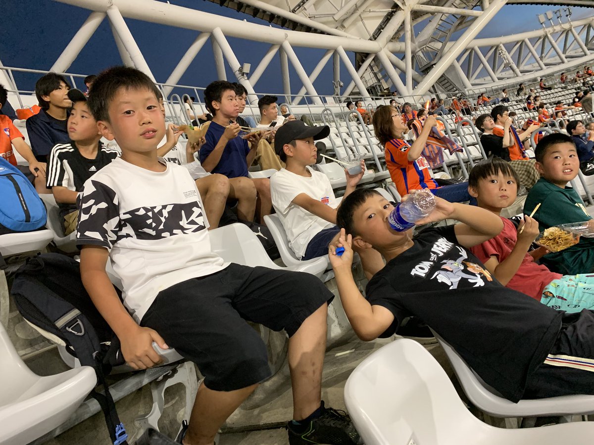 2002freedomsc's tweet photo. 8/16〜17
サルビア夏フェスタ
今年も山形、福島からご参加いただきました。
16日はフェスタ終了後にアルビの試合観戦。
17日は終了後にお土産でいただいたスイカでスイカ割り大会。
試合よりも盛り上がっていました https://t.co/xOFABlrvFw