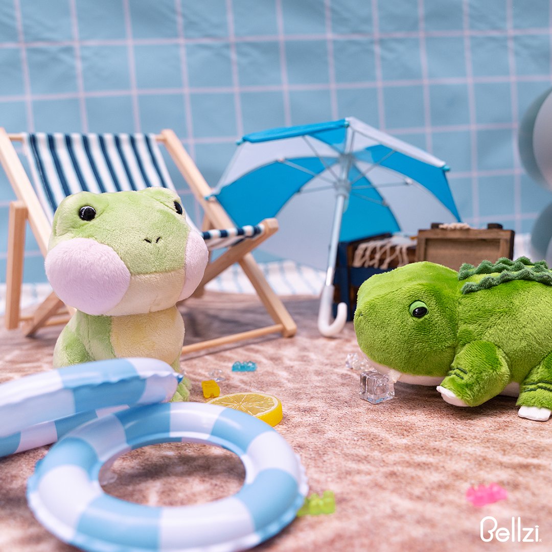 bellzi_official's tweet photo. 🌴 Sunny skies, sandy toes, and plushie friends. Froggi and Alli are soaking up the beach day vibes in style. Where’s your favorite spot to relax?
 
#Bellzi #Froggi #Alli #BeachDay https://t.co/b7EB1FqVfG