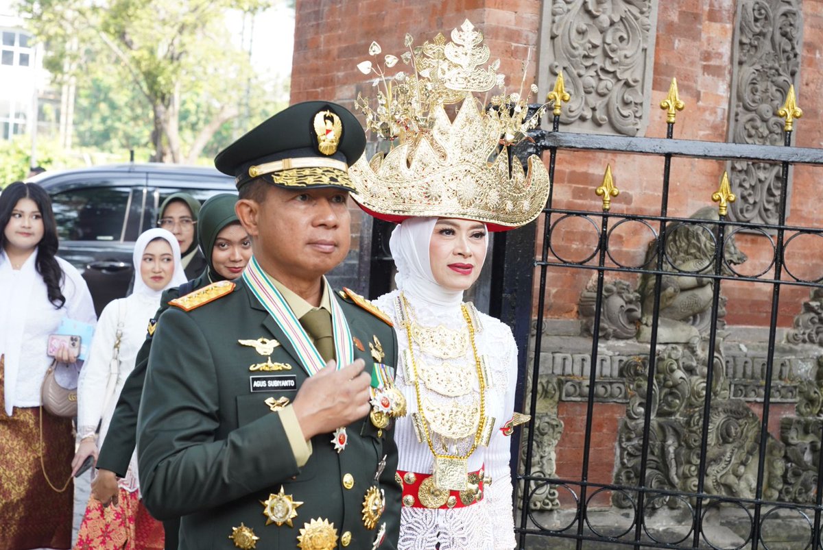Puspen_TNI's tweet image. Panglima TNI Jenderal TNI Agus Subiyanto hadiri Upacara Detik-Detik Proklamasi HUT ke-80 RI di Istana Merdeka.
TNI dari 3 matra tampil khidmat, alutsista dikerahkan: flypast pesawat tempur, helikopter pembawa bendera raksasa, &amp;amp; dentuman 17 meriam. 

#tniprima #hutri #upacara