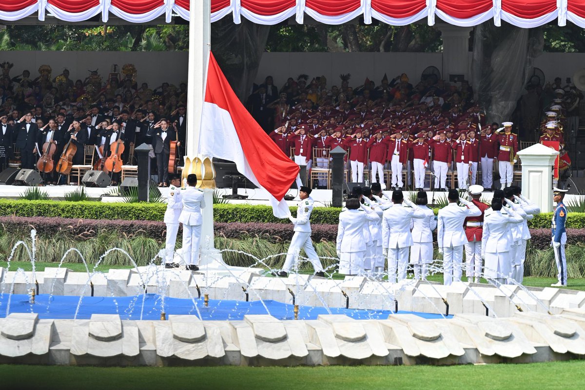 Puspen_TNI's tweet image. Panglima TNI Jenderal TNI Agus Subiyanto hadiri Upacara Detik-Detik Proklamasi HUT ke-80 RI di Istana Merdeka.
TNI dari 3 matra tampil khidmat, alutsista dikerahkan: flypast pesawat tempur, helikopter pembawa bendera raksasa, &amp;amp; dentuman 17 meriam. 

#tniprima #hutri #upacara