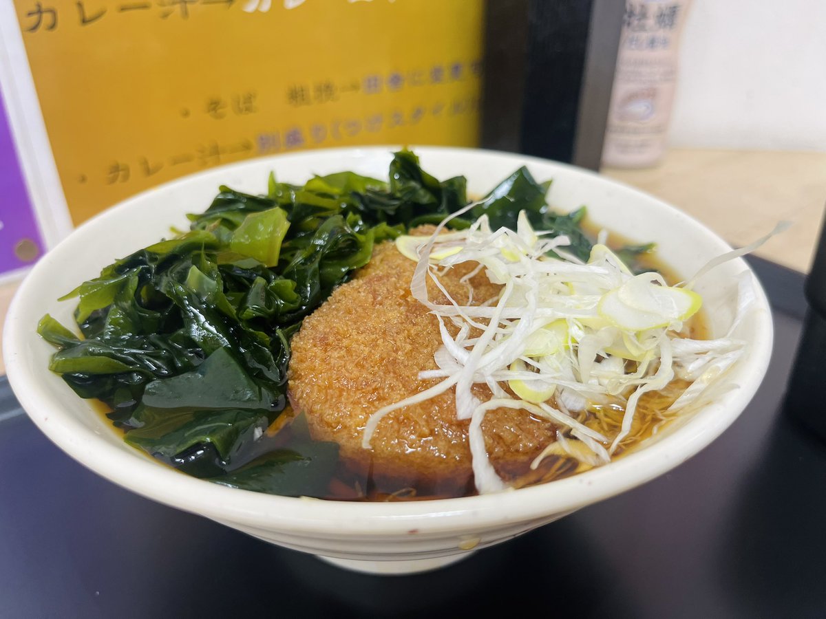 幻だった松石のコロッケそばが準レギュラー化している、、、！
松石の甘いつゆを吸いながら味変してゆくコロッケは、想像以上の美味しさでたまらない。
今日は私でちょうど売り切れたけど、明日以降もしばらくあるようなのでぜひー！
私もまたすぐ食べにいく！
＃立ち食いそば  ＃松石