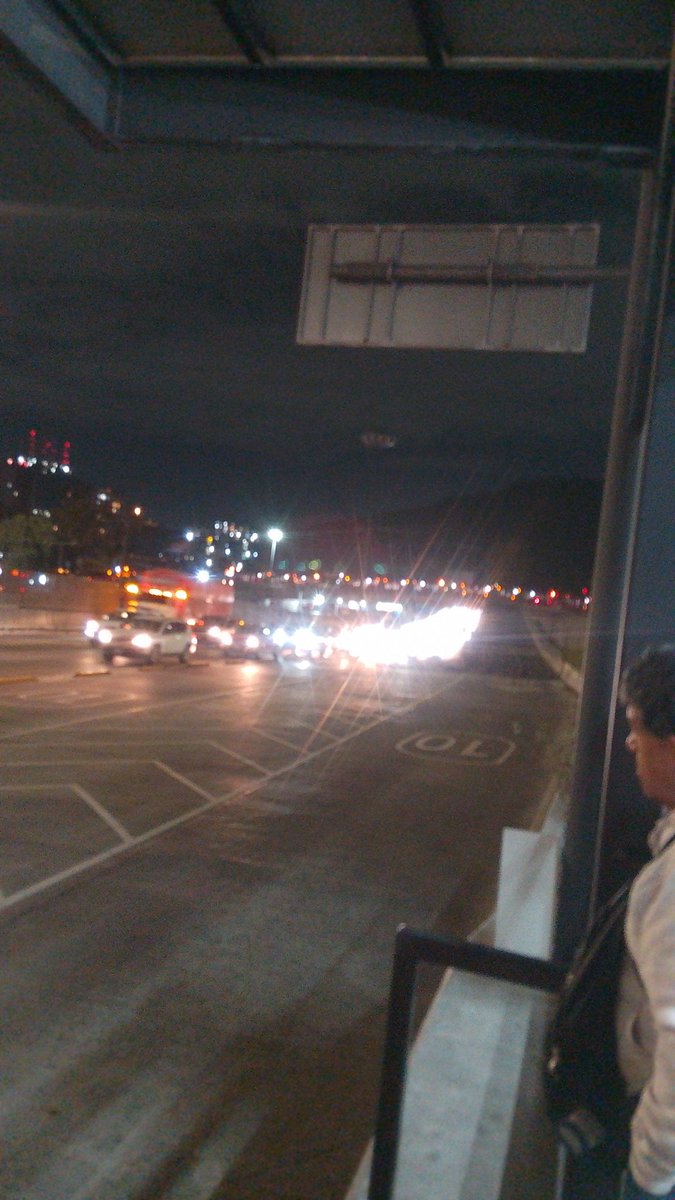 PedroGa8893072's tweet photo. @MetrobusCDMX Perfecto, por qué no ha llegado ninguna y siguen formados en el puente, ya son 3 unidades a insurgentes https://t.co/ulVmpDe7NL