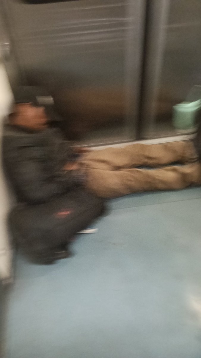 LeonDias2018's tweet photo. Tren 0598 hombre en mal situación (vagón final) dirección cuatro caminos, va una mujer con chaleco del metro @MetroCDMX observando y se hace omisa https://t.co/lFIspocbCG